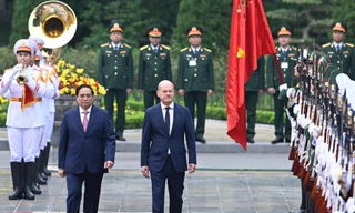 Thủ tướng Phạm Minh Chính và Thủ tướng Đức Olaf Scholz chụp ảnh chung trước hội đàm. (Ảnh: Như Ý)