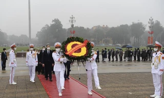 Đoàn kiều bào tiêu biểu vào Lăng viếng Chủ tịch Hồ Chí Minh