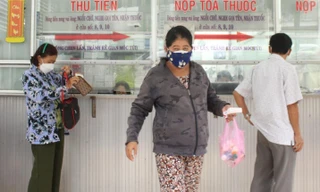 Bệnh nhân mua thuốc tại Bệnh viện Chợ Rẫy ảnh: Vân Sơn