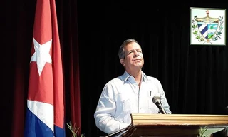 Các lãnh đạo Cuba vẫy cờ trên Quảng trường Cách mạng để chào mừng ngày Quốc tế lao động 1/5. (Ảnh: Reuters)