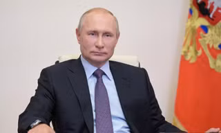 Một ngôi nhà ở làng Irpin của Ukraine bốc cháy. (Ảnh: Reuters)