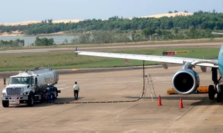 Giá xăng dầu cao kỷ lục khiến các hãng hàng không lỗ gần 100 tỷ đồng mỗi tháng dù khách bay nội địa “bùng nổ” Ảnh: Phạm Thanh