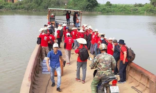 Phà chở khách qua sông Krông Nô 