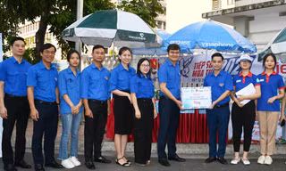 Bí thư Thường trực T.Ư Đoàn Bùi Quang Huy thăm đội hình tiếp sức mùa thi tại Lào Cai