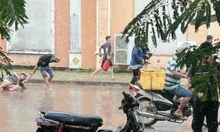 Một nhóm người Việt được giải cứu ở Campuchia. (Ảnh: Khmer Times)