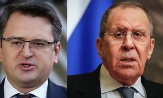 Khung cảnh tan hoang tại bệnh viện ở Mariupol sau một vụ không kích. (Ảnh: Reuters)