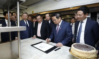 Thủ tướng xúc động ghi lưu bút tại nơi Chủ tịch Hồ Chí Minh từng làm việc ở Boston