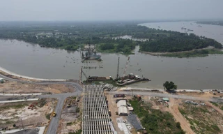 Cầu Vàm Cái Sứt (Đồng Nai) thi công chậm tiến độ do thiếu mặt bằng (ảnh lớn); Dự án nâng cấp, mở rộng đường ĐT743 ở Bình Dương thi công chậm (ảnh nhỏ) ảnh: H.C