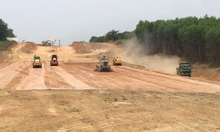 Một đoạn cao tốc Dầu Giây - Phan Thiết đang được thi công. Ảnh: Mạnh Thắng 