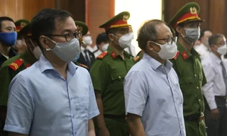 Ông Tất Thành Cang cùng các bị cáo tại phiên tòa sơ thẩm. Ảnh: Tân Châu