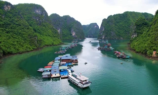 Năm 2012, được các chuyên trang về du lịch nổi tiếng đánh giá Cửa Vạn – vịnh Hạ Long (Quảng Ninh) là 1 trong 16 ngôi làng chài đẹp nhất thế giới. Ảnh: Hoàng Dương