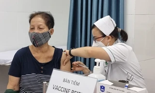 Nhu cầu tiêm vắc xin COVID-19 tại TPHCM tăng cao sau khi xuất hiện biến thể mới Omicron BA.4 và BA.5. Ảnh: V.S