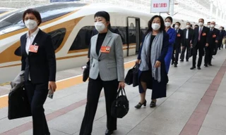 Đoàn đại biểu khu tự trị Nội Mông ngày 13/10 tới Bắc Kinh để tham dự Đại hội XX Ảnh: Xinhua