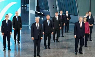 Một xe điện bị hư hỏng sau đợt tấn công vào Kharkiv ngày 15/6. (Ảnh: Reuters)