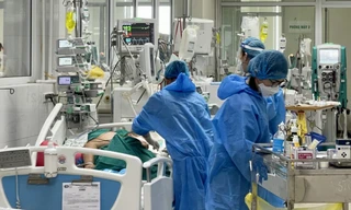 Số ca COVID-19 nặng, nguy kịch đang tăng. Ảnh: Thái Hà