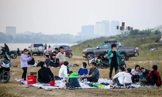 Người dân Thủ đô rủ nhau cắm trại dưới chân cầu Vĩnh Tuy dịp nghỉ lễ