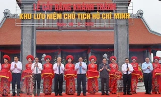 Thủ tướng Chính phủ Phạm Minh Chính và các lãnh đạo Đảng, Nhà nước cắt băng khánh thành Khu lưu niệm Bác Hồ - Ảnh: Hoàng Long