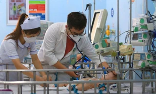 Bệnh viện Đà Nẵng phải tận dụng lối đi dọc hành lang để kê thêm giường điều trị bệnh nhân SXH Ảnh: Thanh Trần 