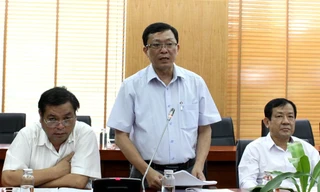 Ông Huỳnh Văn Tâm, Phó ban thường trực Ban Tổ chức Tỉnh ủy Gia Lai (đứng) bị khởi tố