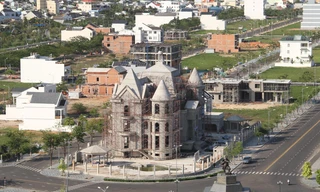 Ông Đinh Trung, nguyên Bí thư tỉnh ủy Bình Thuận (bìa phải) và phóng viên báo Tiền Phong