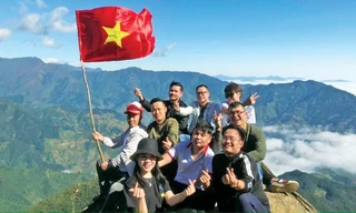 Du khách có thể ngắm biển mây bồng bềnh từ “đầu Rùa Đá” khổng lồ trên cung đường chinh phục đỉnh Tà Xùa. Ảnh: PV 