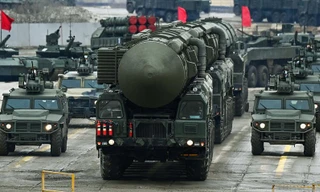 Một tuyến phố chính ở Kiev vắng hoe vì lệnh giới nghiêm. (Ảnh: AP)