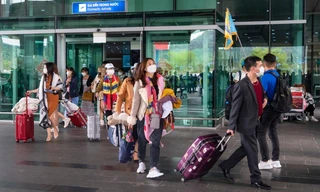 Khách quốc tế bên bờ sông Sài Gòn