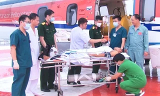Trực thăng đưa ngư dân từ Trường Sa vào đất liền chữa trị