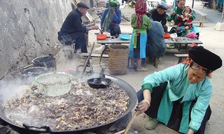 Chảo thắng cố ở chợ Đồng Văn