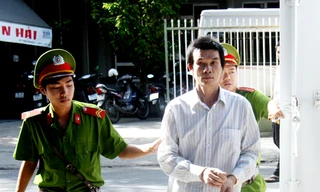 Bị cáo Nguyễn Viết Trương bị áp giải tới tòa