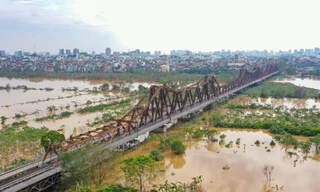 Mực nước sông Hồng giảm dần, bãi giữa dần lộ diện