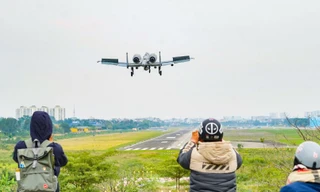 Máy bay cường kích A-10 Thunderbolt II hạ cánh xuống sân bay Gia Lâm