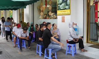 Hà Nội: Xếp hàng mua vàng từ sáng tới trưa, mỗi người chỉ 5 lượng