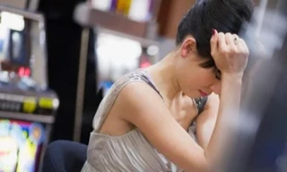 'Phi công trẻ' và chiêu độc để moi tiền của quý bà giàu có, thành đạt nhưng cô đơn