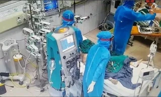 Điều trị cho bệnh nhân mắc COVID-19 tại BV Bệnh Nhiệt đới TƯ. Ảnh: Mai Thanh