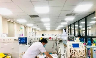 BS kiểm tra cho bệnh nhân bị sốt mò điều trị tại Bệnh viện Đa khoa tỉnh Hòa Bình. Ảnh: BV cung cấp