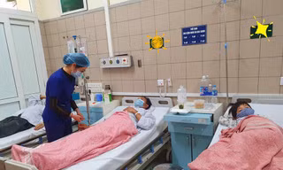 Hiện 2 bố con anh Tẩn Văn Líu đang được điều trị tại TT Chống độc, BV Bạch Mai. Ảnh: Bệnh viện cung cấp