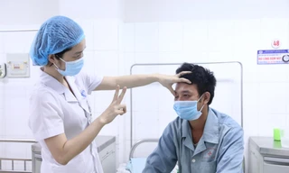 BS kiểm tra thị lực cho H sau ca phẫu thuật mắt. Ảnh: BS cung cấp