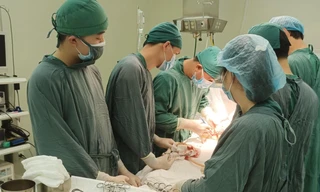 Các BS đang phẫu thuật cứu nam công nhân bị vỡ tạng. Ảnh: BV cung cấp