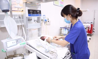 Sau phẫu thuật, trẻ được chăm sóc, điều trị tích cực tại khoa Sơ sinh. Ảnh: BS cung cấp