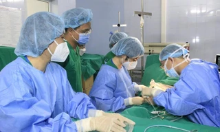 Người cha cắt một phần gan, cứu con gái liên tục nôn ra máu