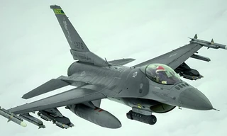 Phi công Mỹ đội mũ đỏ khi thực hiện nhiệm vụ không kích IS