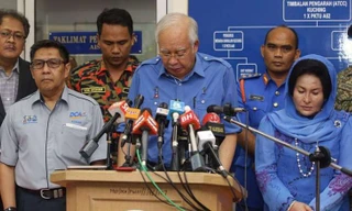 Thủ tướng Malaysia Najib Razak tại cuộc họp báo ở sân bay Quốc tế Kuching