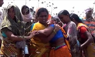 Người thân an ủi mẹ của thiếu nữ bị cưỡng hiếp tập thể và treo xác trên cây