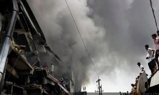 Khói bốc lên mịt mù từ vụ cháy nhà máy.