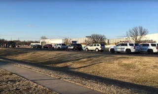 Xe cảnh sát bên ngoài công ty Excel, nơi xảy ra vụ xả súng kinh hoàng khiến 7 người thiệt mạng