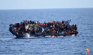 Chiếc tàu chật kín người. 