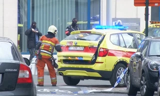 Lực lượng cứu hộ và an ninh tại một ga tàu ở Brussels, Bỉ sau vụ nổ.