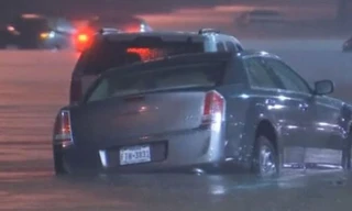 Chiếc xe ô tô chìm trong nước lũ ở Houston, Texas