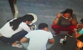 Bốn người thản nhiên bày biện bát đũa, nồi cơm điện ngay trên đường cao tốc để ăn tối